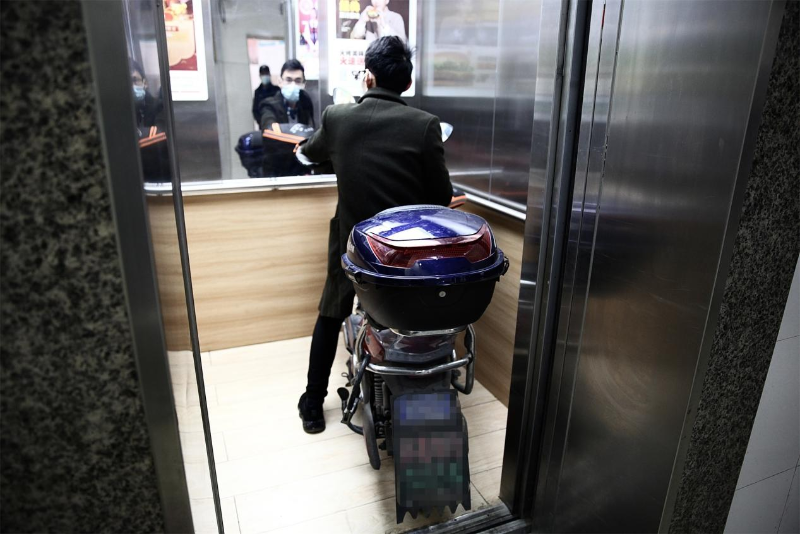 警戒攝像機如何解決電瓶車入電梯？
